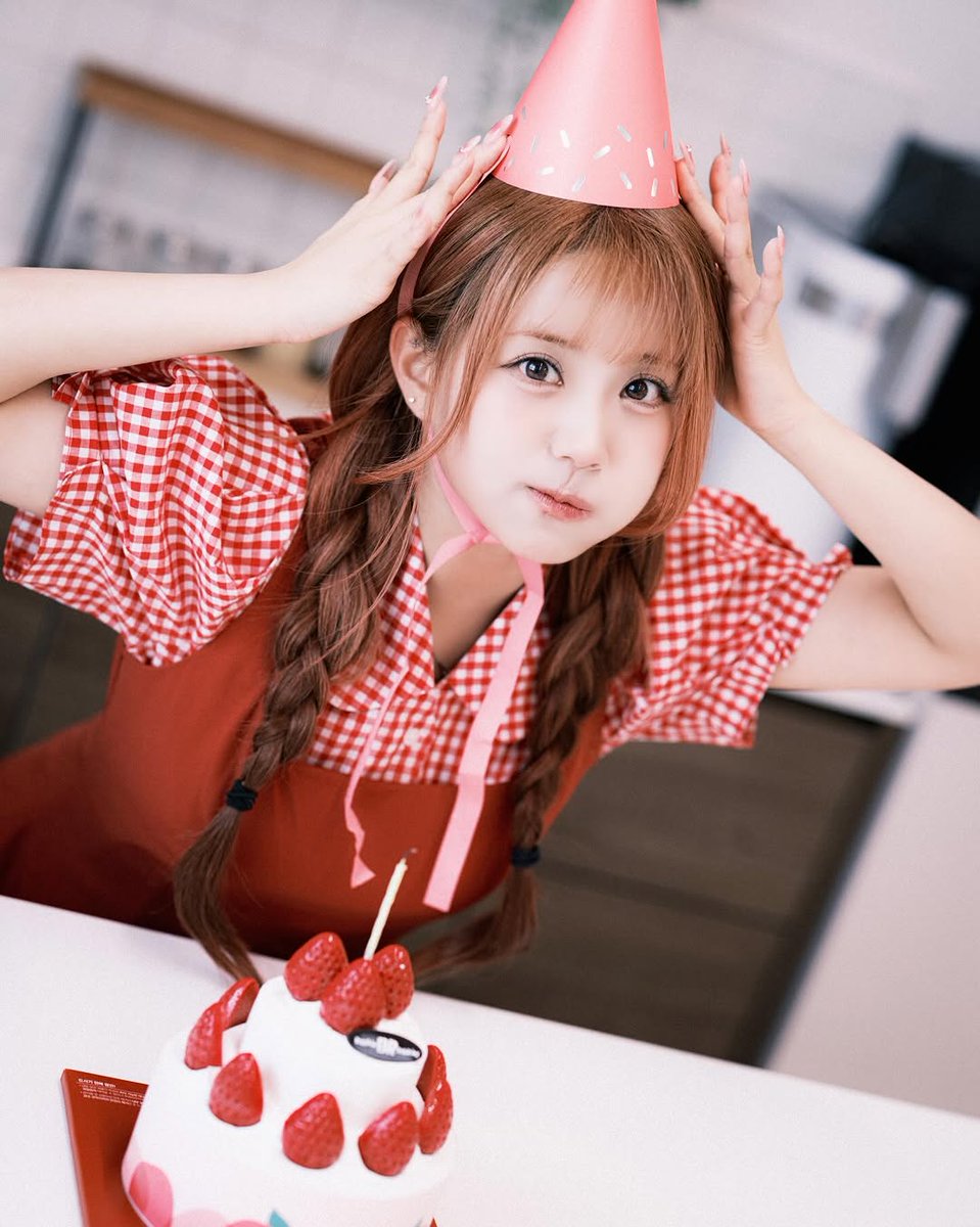 dearmypureness's tweet photo. 260423 #유나 인스타그램

今日は主役ですっ!!🎂🍓
.
.
.
나 오늘 생일이야❤️

#첫사랑 #CSR #YUNA https://t.co/cGO9X4X072