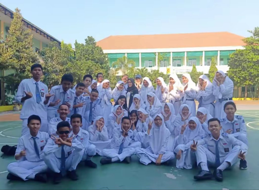 ylactobacillus's tweet photo. in another life, gamau ambil kelas akselerasi, lebih suka kelas yang kayak gini:( menikmati masa sma tanpa tekanan, take me back ke 2019 https://t.co/N15WbB3TBt