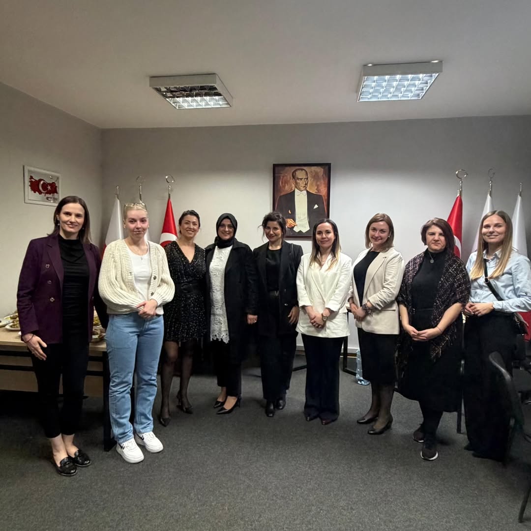 PotiadDernek's tweet photo. 🇹🇷 Ramazan bayramının ikinci gününde dernek binamızda gerçekleştirdiğimiz bayramlaşma programında, kıymetli dostlarımızla bir araya gelmenin mutluluğunu yaşadık.

POTİAD Kadın Kolları ve Gençlik Kollarımızın da katkı ve katılımlarıyla daha da anlam kazanan bu güzel buluşmada; samimi sohbetler ve paylaşılan anılar eşliğinde, gurbette büyük bir aile olmanın kıymetini bir kez daha hissettik.

Birlik ve beraberliğimizin daim olması temennisiyle, hep birlikte daha nice güzel yarınlarda, keyifli ve huzurlu günlerde buluşmayı diliyoruz. 🌙✨

🇵🇱 Drugiego dnia święta mieliśmy przyjemność spotkać się w naszej siedzibie stowarzyszenia podczas wspólnego świętowania Bajramu.

Dzięki zaangażowaniu i obecności naszego POTİAD Koła Kobiet oraz Koła Młodzieżowego to wyjątkowe spotkanie nabrało jeszcze większego znaczenia. W atmosferze serdecznych rozmów, wspólnych wspomnień i świątecznego ciepła po raz kolejny poczuliśmy, jak ważne jest bycie wielką rodziną na emigracji.

Z nadzieją na dalszą jedność i solidarność, życzymy sobie jeszcze wielu takich pięknych spotkań w przyszłości – pełnych radości, spokoju i wspólnoty. 🌙✨
