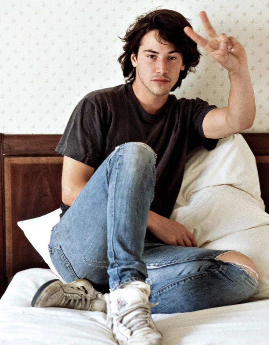 notgwendalupe's tweet image. keanu reeves, 1988