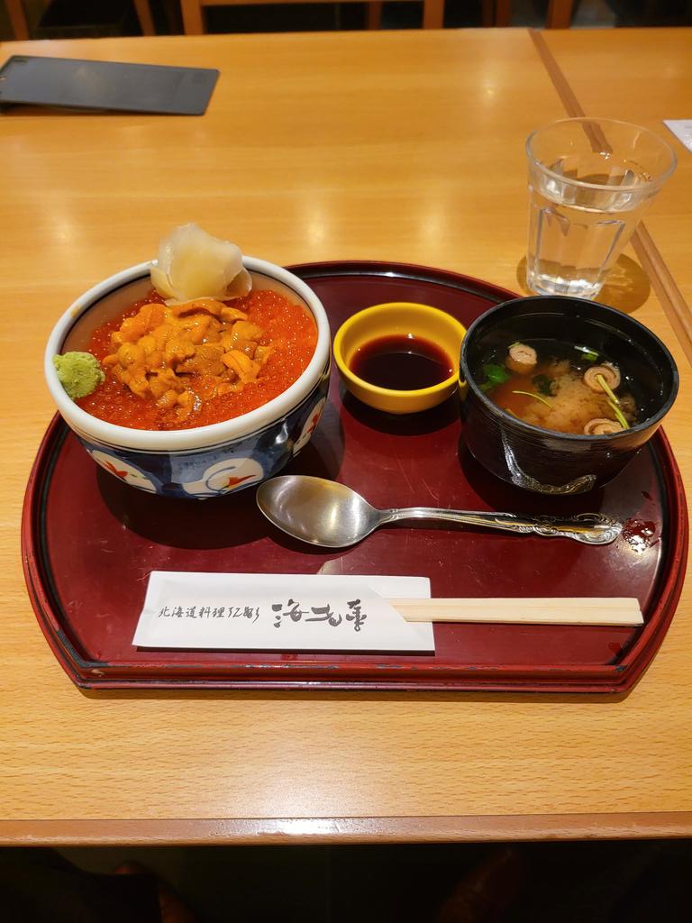 ufg_1986's tweet photo. 朝イチで役所挨拶後、札幌駅から快速エアポートに乗車して新千歳空港へ。
広島への直行便は夕方なので、その時間までは待っていられないので、札幌→羽田→広島へ戻ります。
新千歳空港4階の北海道料理海老善で、本日のサービスメニューうに・いくら丼を注文。
最終日にようやく雲丹を食べれました。 https://t.co/613Lh1dkpa
