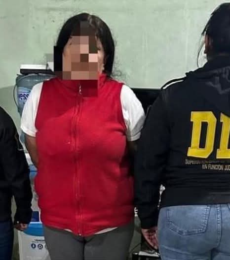 EL ASESINO DEL POLICIA YA ESTA IDENTIFICADO. ‼️

EN UN ALLANAMIENTO ENCONTRARON LA CAMIONETA Y DETUVIERON A LA MADRE

La DDI de La Matanza  detuvo a una mujer acusada de encubrir a su hijo,  Arnaldo Aquino, señalado como uno de los autores del crimen del oficial Mauro Fabián