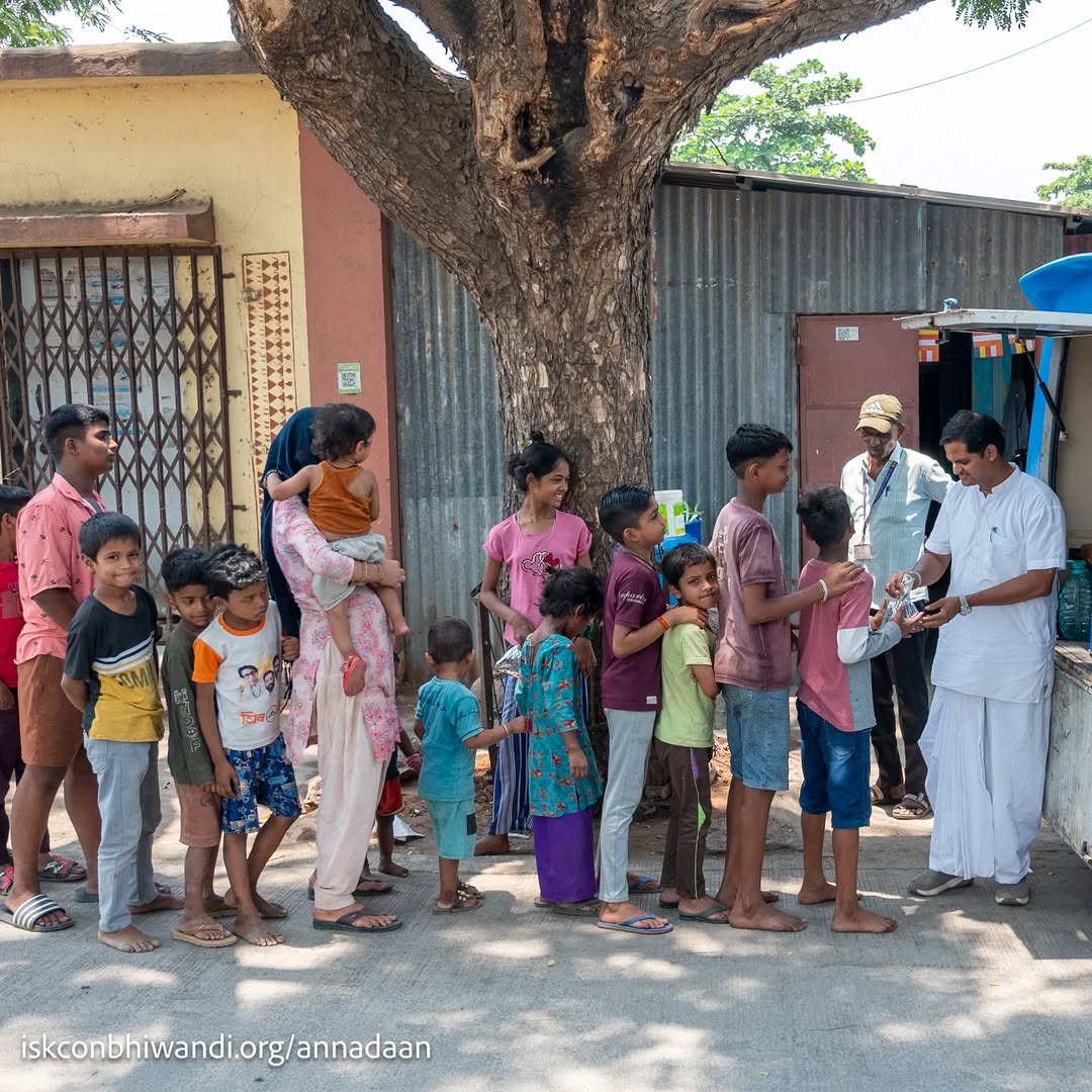 IskconBhiwandi's tweet image. Annadaan moments from Anjur Phata 🙏
Serving meals, spreading smiles, and sharing kindness.
Support us: iskconbhiwandi.org/annadaan
#Annadaan #Seva #Kindness