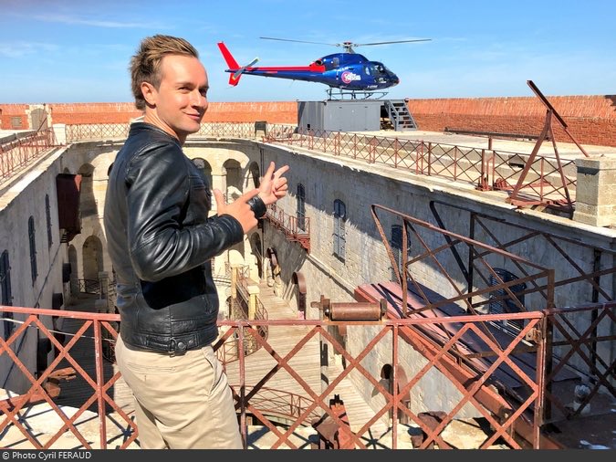 Après des mois d'attente, le nom du nouvel animateur de #FortBoyard est désormais confirmé ! C'est <a href="/cyrilferaud/">Cyril Féraud</a> qui animera la saison 2026 de l'émission culte.
Animateur apprécié du public, il apportera son énergie et sa bonne humeur à ce programme emblématique 

Info : AFP - FTV
