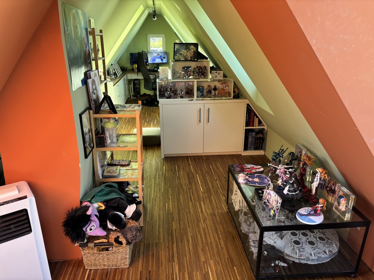 niklasjann's tweet photo. Been a bit since I’ve posted pictures of my room. https://t.co/P5EbbtcObw