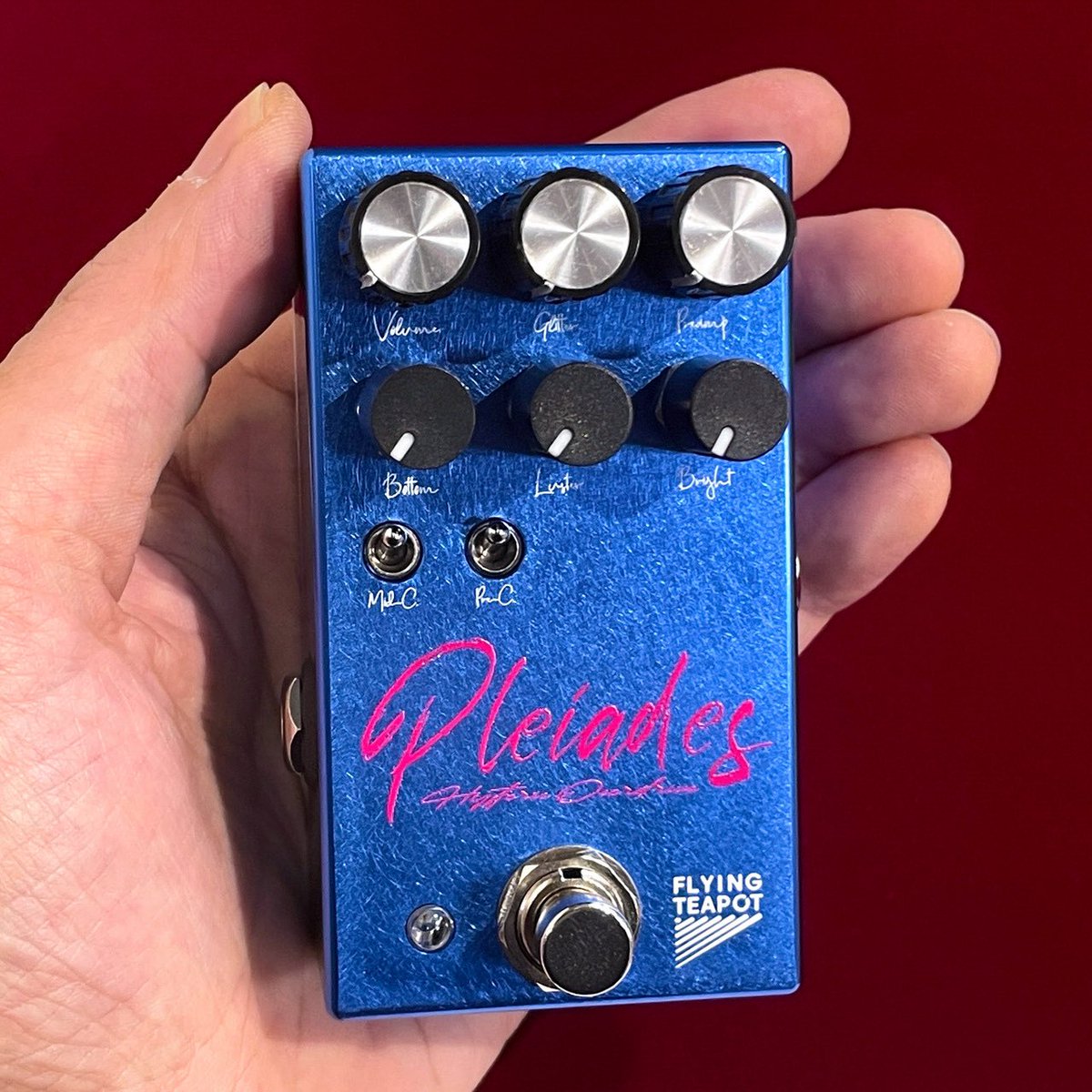ROCKINN_namba's tweet photo. 【#ロックイン難波】好評展開中!「#flyingteapot」の"Pleiades Hysteric Overdrive"。一般サイズより小さなサイズ感に驚き、鋭くも音が滑らかなサウンドに驚き、多彩なコントロールで汎用性の高さも魅力!アルミ削り出し表面の仕上げも良いですね★ぜひチェックください! →https://t.co/RKbhR55Gmx https://t.co/tBsiAGq0Ly