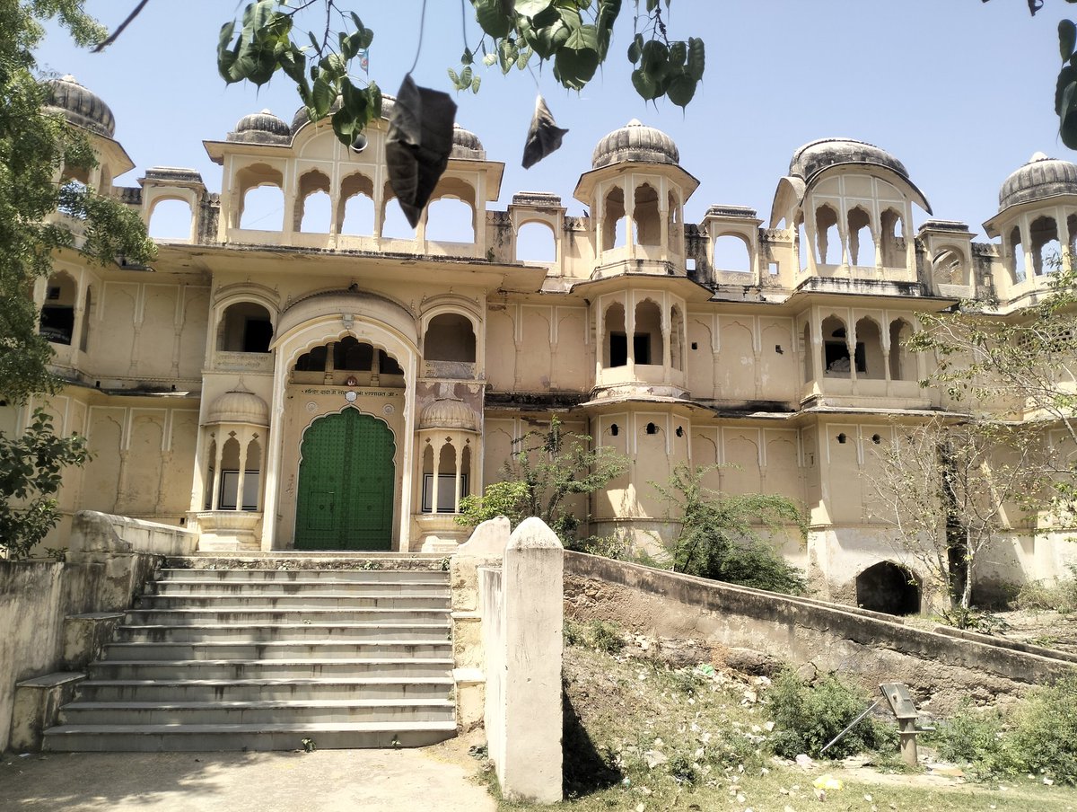 ये वो पाठशाला थी ( वर्तमान में मंदिर ) जहां पर स्वामी विवेकानंद जी ने संस्कृत व्याकरण का अध्ययन किया था .....