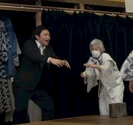 #劇団桟敷童子
「#亀と潜水艦」

初日まで残り一ヶ月！
鋭意稽古中でございます🐢🌸

席の埋まりが早いので、皆様お早めのご予約、おすすめしております。

宜しくお願いいたします！
ご予約はお近くの劇団員まで🙇

写真はなにやら舞台袖ではしゃいでいる藤澤
(真剣に台詞を言っている最中です)