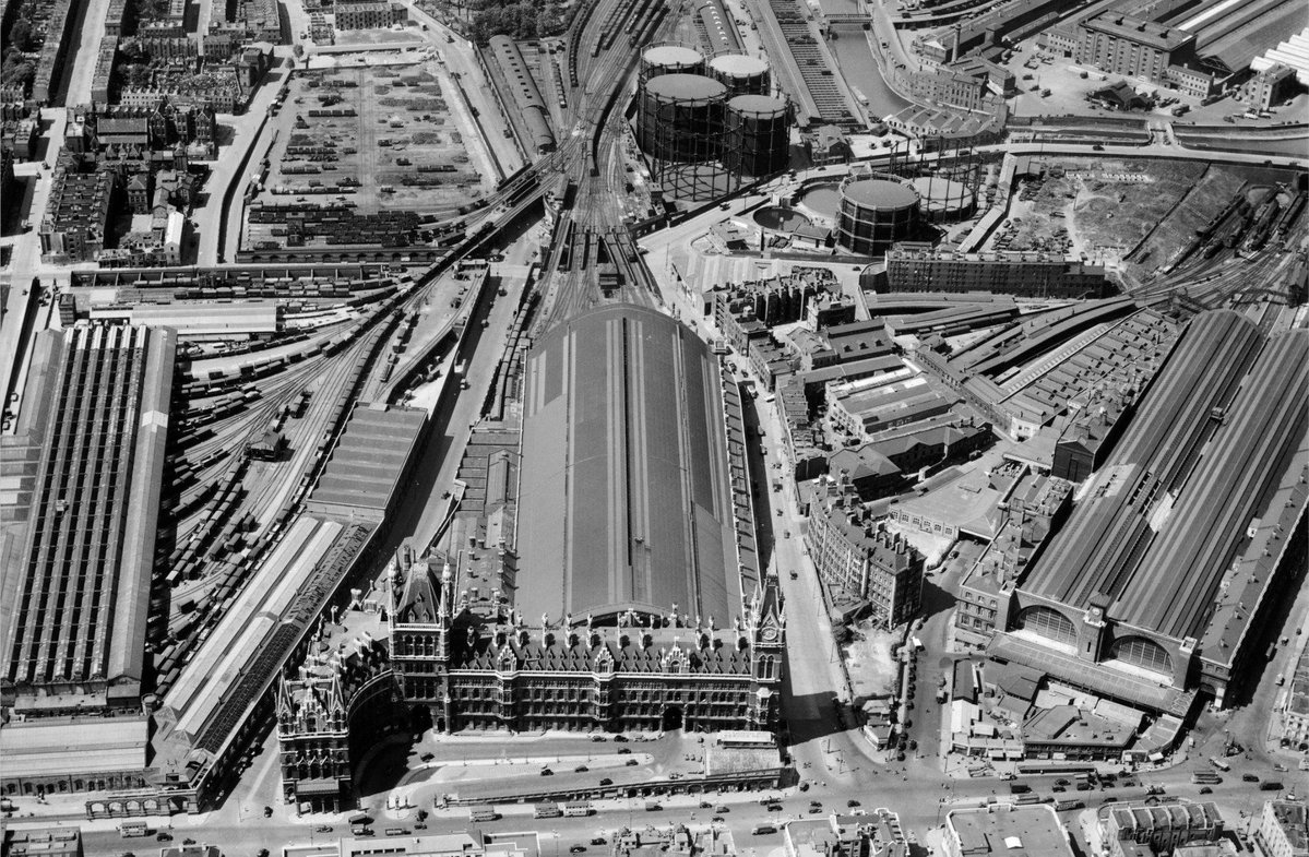 JoeBrownLondon's tweet image. #OnThisDay 58 years ago Somers Town goods depot closed, seen on the left of this stunning 1947 aerial image (source: buff.ly/mD6dlgh). It opened as 'St Pancras New Goods' on 1st November 1887 to supplement the original depot to the north, the site is now @britishlibrary