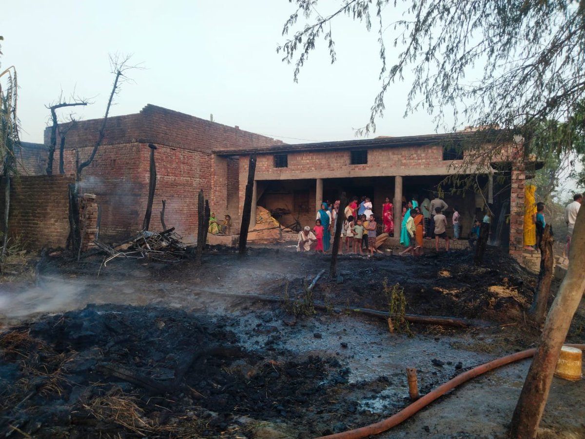 bstvlive's tweet image. श्रावस्ती

➡आग लगने से दो घर जलकर राख
➡छप्पर और पूरी गृहस्थी जलकर राख
➡गेहूं, धान, कैश, अन्य सामान भी जला
➡इकौना थाना के गणेशी जोत की घटना

#Shravasti #Fire #UttarPradesh @fireserviceup @dmshravasti