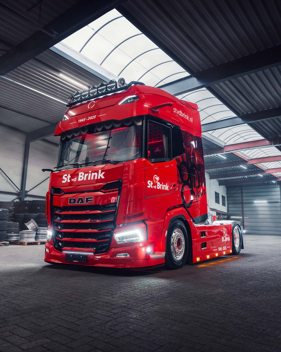DAFTrucksFrance's tweet photo. Un DAF XG⁺ dont on peut être extrêmement fier 🤩
📸: St. vd Brink.
==
#daf #daftrucks #stvdbrink #dafxgplus #truckphoto https://t.co/Kt64wP35gg