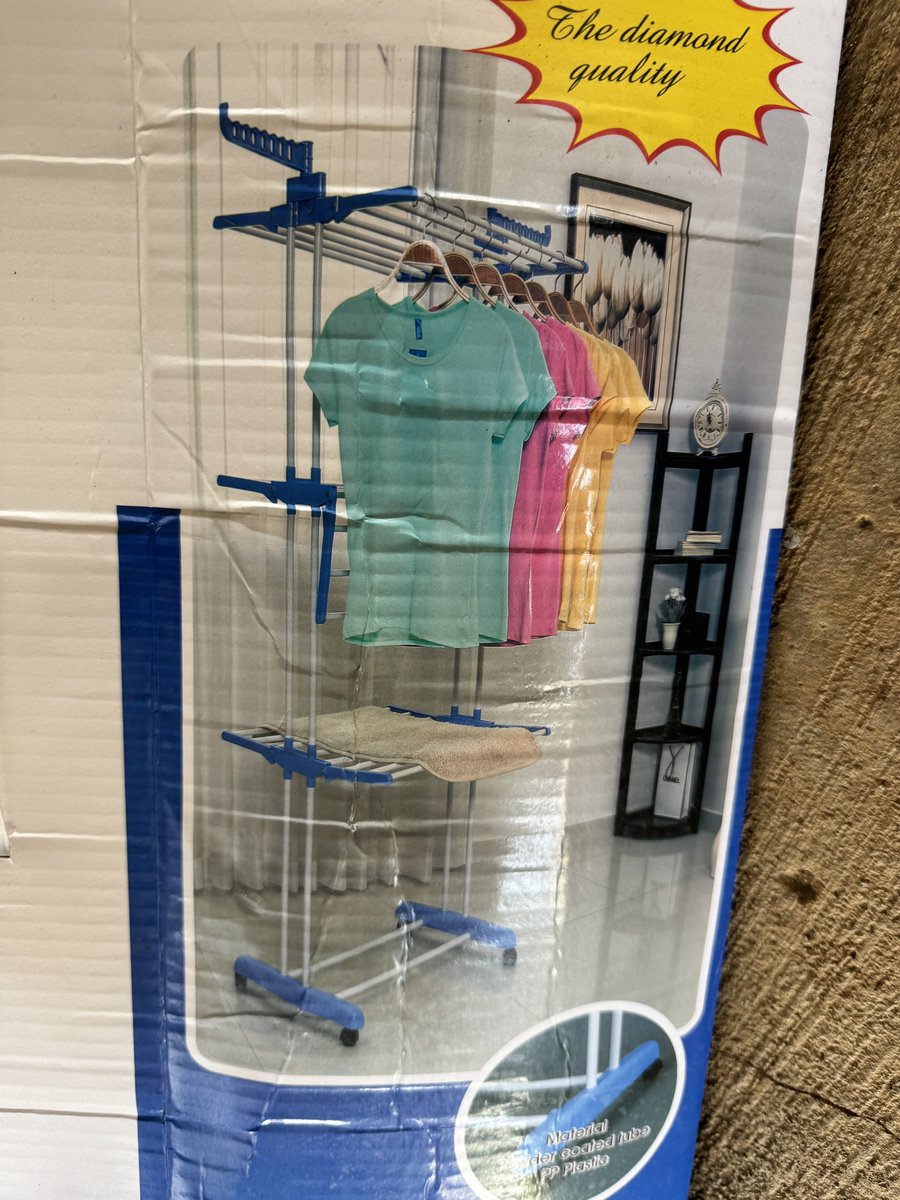a_atsu_k's tweet photo. 台風シンラクがサイパンを直撃して早くも8日。もちろん絶賛停電断水中！
そろそろ洗濯せねばと壊れた物干し台を買ってきて箱開けたら、まさかの説明書無し😱これは脳トレ！とばかりにウキウキして組み立てた私。1時間弱で完成！はースッキリ😁
あ、洗濯せな。。。 https://t.co/OKKVYX7N7b