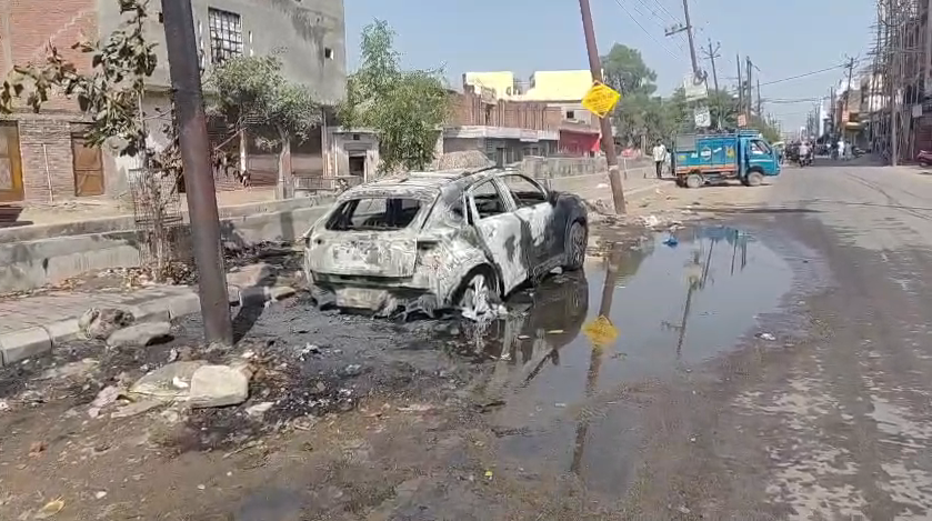 bstvlive's tweet image. मेरठ

➡खड़ी कार में आग लगने से हड़कंप
➡पूरी तरह जलकर राख हुई खड़ी कार
➡कार में नहीं था कोई, बड़ी घटना टली
➡लिसाड़ी गेट के कांच के पुल का मामला

#Meerut #Fire #UttarPradesh @fireserviceup