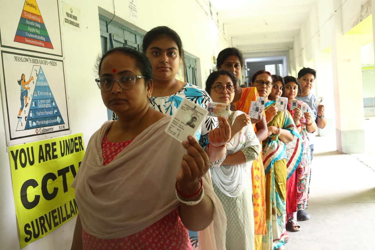 CEOWestBengal's tweet image. Voting Day Vibes!! #Phase1
Enthusiastic voters standing in queues for performing their duty at the polling station of  Raiganj AC  of Uttar Dinajpur district of West Bengal.
ভোটের পর্ব, পশ্চিমবঙ্গের গর্ব 
#WBLA2026 #Phase1
@ECISVEEP
@SpokespersonECI
@PIBKolkata
@airnews_kolkata