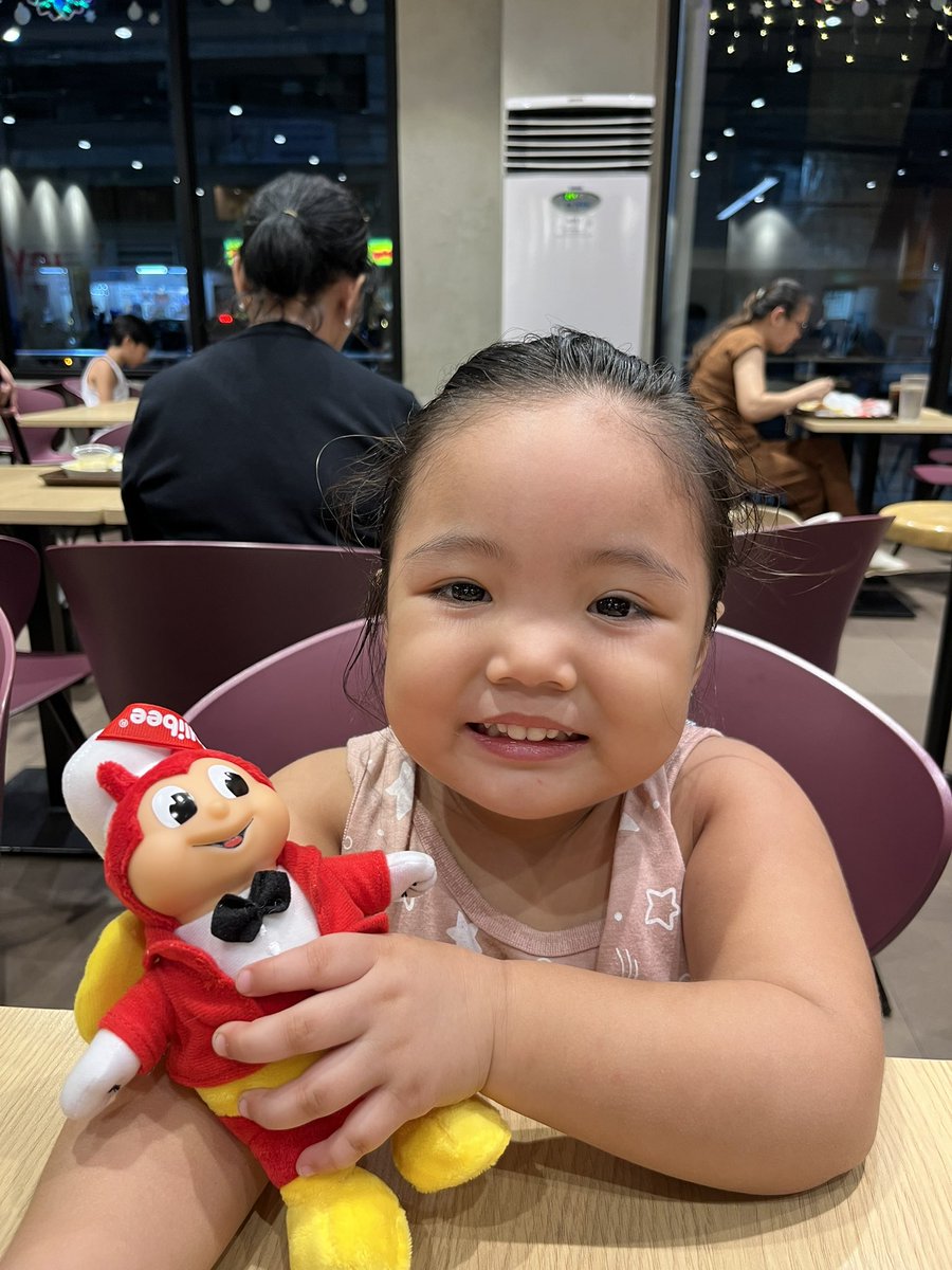 Happy yarn?? Mas happy to pag nakakaen ng burger steak with fries hahahahaha

TaraSteak with JoshuaGarcia
#PangmalakasangBurgerSteak
<a href="/iamjoshuagarcia/">Joshua Garcia</a> <a href="/Jollibee/">Jollibee</a>