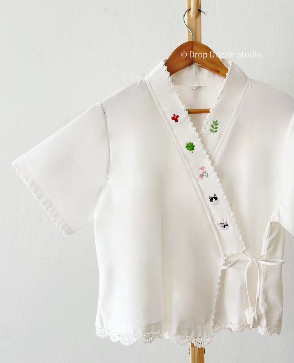 dropdrizzle_stu's tweet image. 💌 Giveaway 

สุ่มแจกเสื้อคอตตอนพื้นเมืองปักมือ 100% ของร้าน เลือกสีและไซส์ได้ มูลค่า 690.- จำนวน 1 ตัว
(เลือกลายของร้านปักได้ 3 ลายฟรี) 

กติกา 
Retweet และคอมเม้นต์ emoji 1 ตัว 
(สงวนสิทธิ์แจกเฉพาะ Follower ของเรานะคะ) 

สุ่ม
30/04/26

(แจกในโอกาส #NY แต่งงานค่ะ 🥹💕)