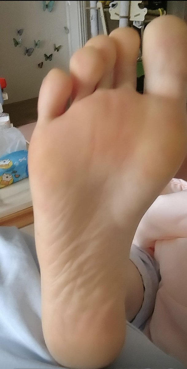 woyaoni4's tweet photo. 翻到了对着精神小妹犯贱的记录，这大黄脚底伸过来的时候我已经边磕头边流精了，还有亲妈赏赐的中指 #精神小妹 #亲妈 #犯贱 #脚底 #中指 #鄙视 https://t.co/53iqYdHo7M