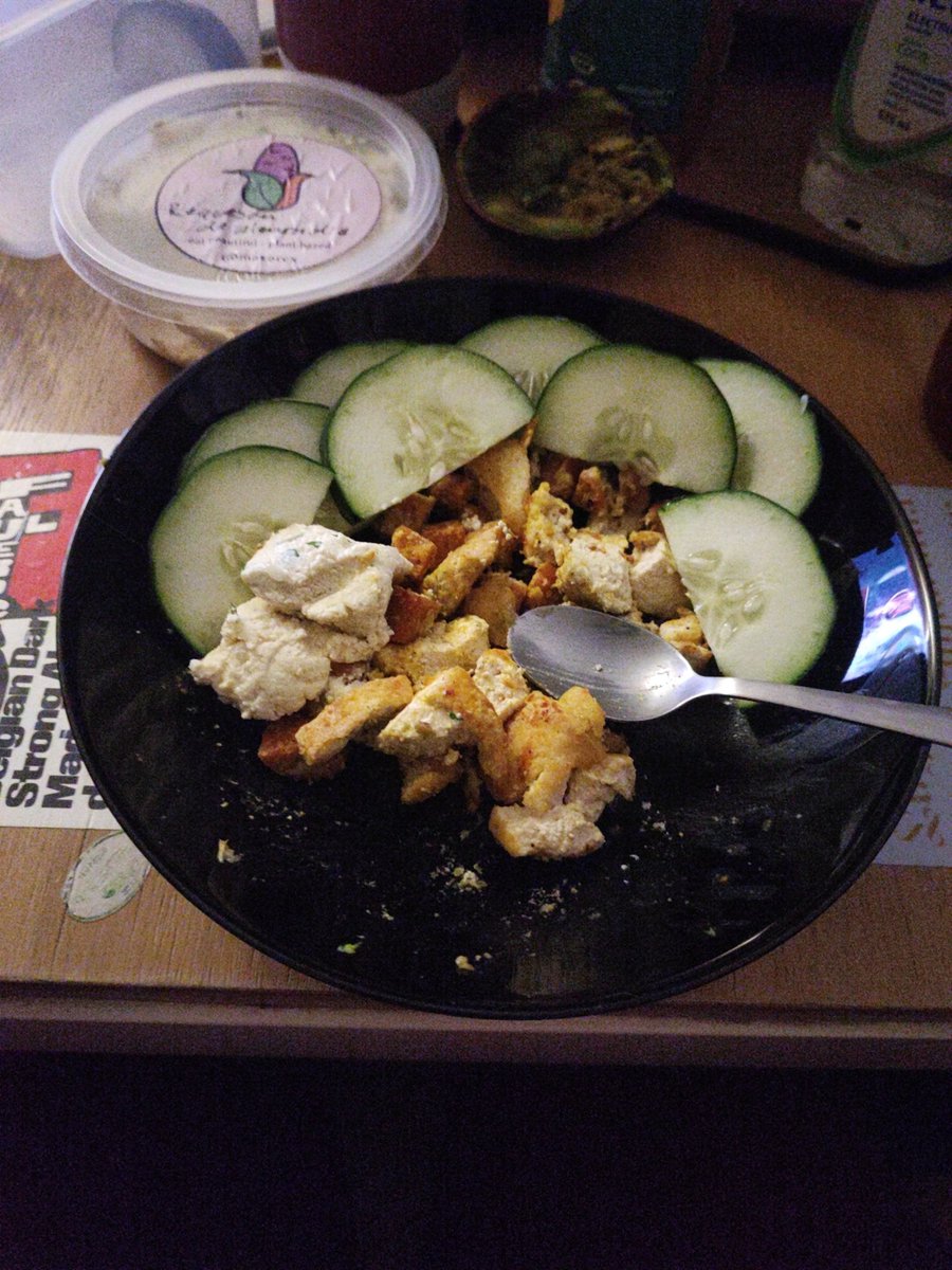 rataratamon's tweet image. tofumaxing tonight 

claras de tofu revuelto con salchicha de tofu y requesón de tofu

(no vean mi aguacate, estaba feo)

#vegan