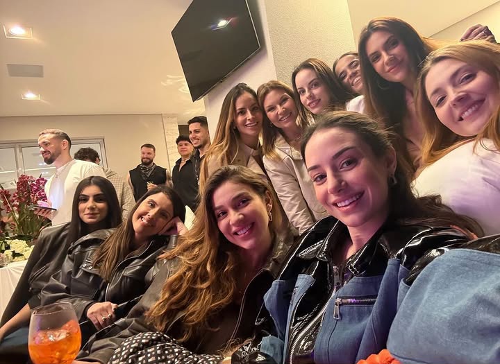 o amor do luan, a conexão com a família que sempre foi dela antes mesmo de ser, o carinho dos amigos. minha jade merece tudo de mais lindo desse mundo. que alegria te ver comemorando a vida com quem tanto te ama, minha Jade. todas as surpresas boas ainda serão poucas pra você ❤️‍🔥