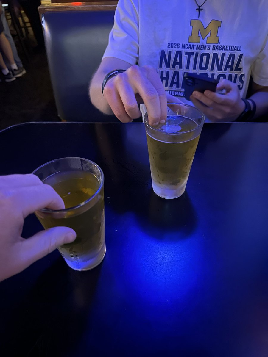 RodneyRadDog's tweet image. 2 dollars a beer 50% tip #privileged #whiteboy #nantucket