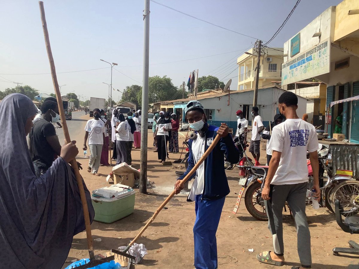 SomaGambia's tweet image. Massive cleansing exercise at Soma Main Market! 🧹
100+ youth participated.
Regional Youth Chair: "Cleanliness is everyone's business."
Council Chairman: "Youth are the center of our strategic plan."
Well done, LRR! 👏 #CommunityService #TheGambia