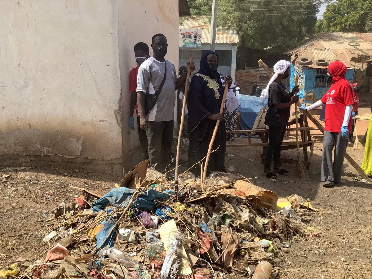 SomaGambia's tweet image. Massive cleansing exercise at Soma Main Market! 🧹
100+ youth participated.
Regional Youth Chair: "Cleanliness is everyone's business."
Council Chairman: "Youth are the center of our strategic plan."
Well done, LRR! 👏 #CommunityService #TheGambia