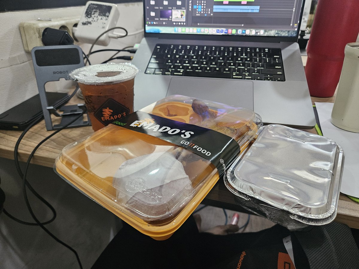 pantepik's tweet photo. lagi ngedit mgantuk ngantuk tiba tiba dateng makanan dipesenin sama kecayangan xixixi senang https://t.co/iKXT9aL5XR