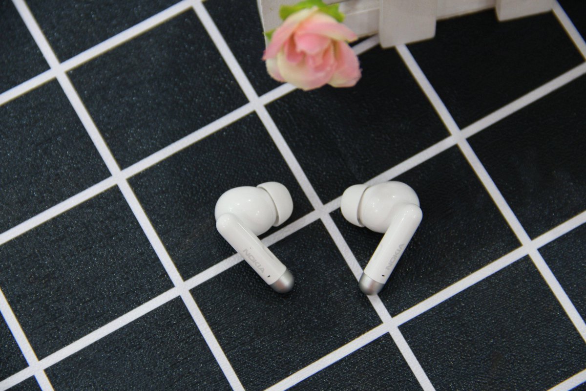 AdrianaRosadeM2's tweet image. Unboxed my latest parcel—brand new wireless earbuds! Crisp sound, comfy fit, and the charging case is so sleek. Perfect for my daily commute.  #Unboxing #NewGadget #WirelessEarbuds