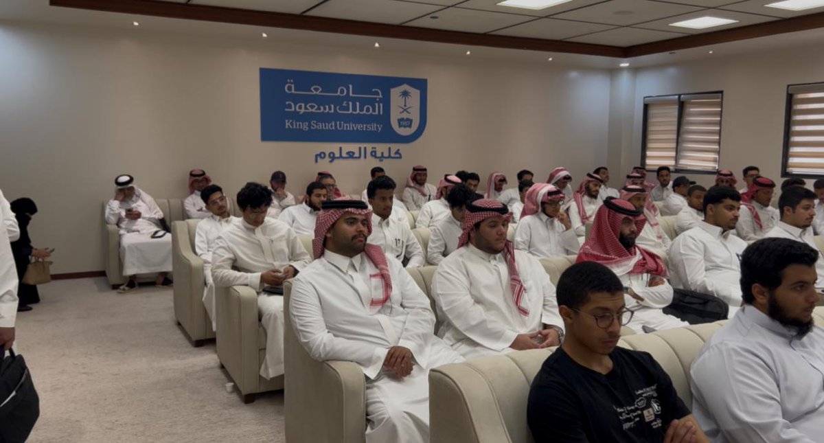 GG_ksu's tweet photo. شهدت فعالية يوم الأرض جلسة حوارية أدار محاورها سعادة الأستاذ الدكتور طلال بن غازي الحربي رئيس قسم الجيولوجيا والجيوفيزياء بمشاركة سعادة الأستاذ الدكتور عبدالعزيز بن محارب الشيباني وسعادة الأستاذ الدكتور عبدالعزيز بن عبدالله بن لعبون في نقاش علمي ثري عن الأرض ومواردها والاستدامة https://t.co/gFGLEMUwJl