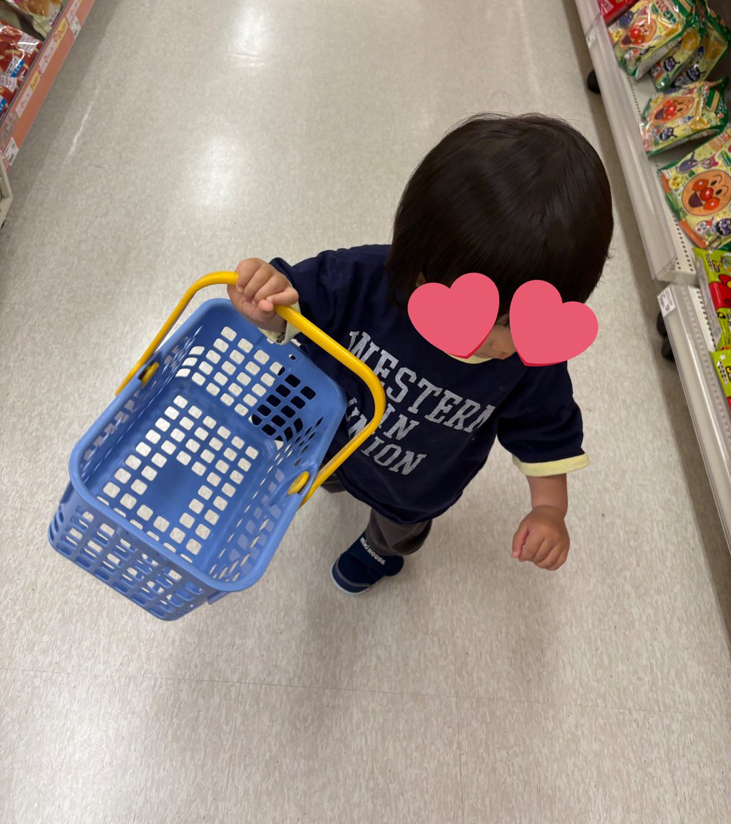 pi___yooo12's tweet photo. 慣らし保育、ついに給食食べられるようになり、お昼寝も1発で出来たみたいで14時30分までになりました🙌
ここまでくるのに3週間かかったけど、できるようになって偉い！😭😭

最近お買い物かご持ちたがりの娘 https://t.co/Zaydi8NSZl