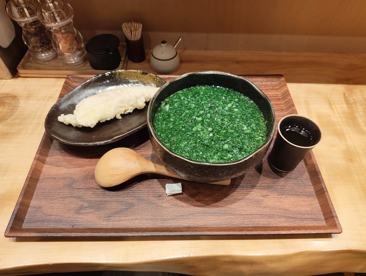 fumieval's tweet photo. 三田の「自家製麺へんくつ」のうどんが衝撃的な美味しさだった。出汁は、節由来と思われるかすかにスモーキーな香味があり、牛脂を纏ったみじん切りのにらと合わさって想像以上の食べごたえがある。味変用として提供された辛味も相性がよく、うどんとラーメンのいいとこ取りのような一杯だった https://t.co/hwbcg9KBTg