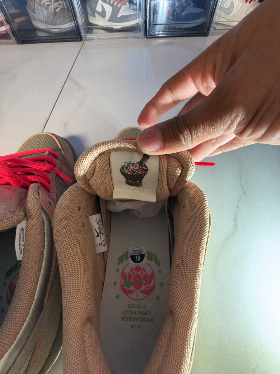 solesindade's tweet image. Nike SB did a good job with the  Dunk l Som Tum .The Thai inspiration is obvious from the jump, but the details are what get me. The woven materials, the earthy tones, the hot pink stitching and laces tying it all together. Good execution @nikesb 
#KOTD #NikeSB #nike