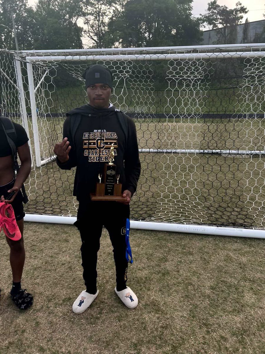 deebooker_'s tweet photo. North half champs🏆 100m 2nd, 200m 2nd, 4x1 1st (anchor) 4x2 1st (anchor) https://t.co/3dh8fdcrGD