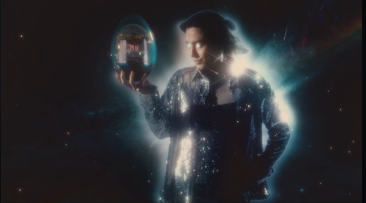 最後は　肉体の世界から色んな上界をぶち抜いて天上界的な宇宙の世界に行くんだけれど
ギリシャでも仏教でもヒンズー教でも
星は神の象徴として描かれるし
もう最後は I am god itselfという感じ。
最後に大きな神様がスノードームのように描かれた地球を手に持って
神は宇宙そのものと。マイコー味w