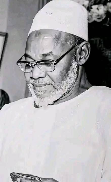 ZuntuAbdulfatah's tweet photo. Shaykh Ibrahim Niasse
 رضي الله تعالى عنه
Has advised that for a Muslim to be complete, Four subject areas must studied.

01 Ma'arifa (i.e the knowledge of Allah)

02 Shari'at (i.e the knowledge of the laws concerning worship of Allah)

03 Haal (i.e the knowledge of the different conditions of the state of the heart, soul and spirit)

04 Humility (i.e the knowledge of characters that lead to making a man humble) Each of the above must be studied thoroughly and practiced properly

May ALlāh give us ALlāh 🤲