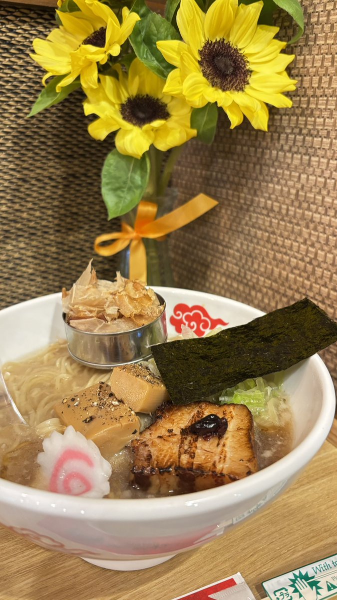 昭和町BROWN🍜
この投稿拝見してから、昭和町だけずっと食べてないことに気づき、半年ぶりにいただきました♡
スープの味変わってました😳‼️
以前より優しい味になってて、全部飲み干してしまいました😁
偶然会えた友人も海老すの湯のスープ飲み干してました🦐🍋