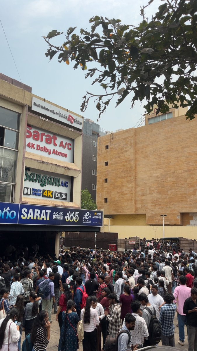 DarlingYash7's tweet photo. Sangam sarat packed🔥#Darling4k #vizag🔥 https://t.co/IR5897ruwj