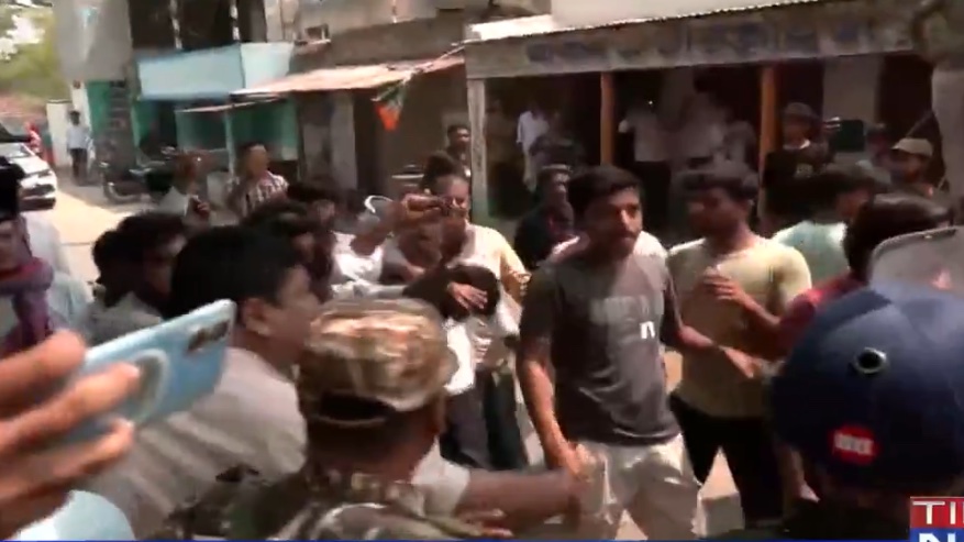 the_news_21's tweet image. Bengal Polls, Murshidabad: TMC and AJUP workers clash; Humayun Kabir visits site amid ongoing Bengal polls.

#bengal #polls #elections #tmc #ajup #murshidabad