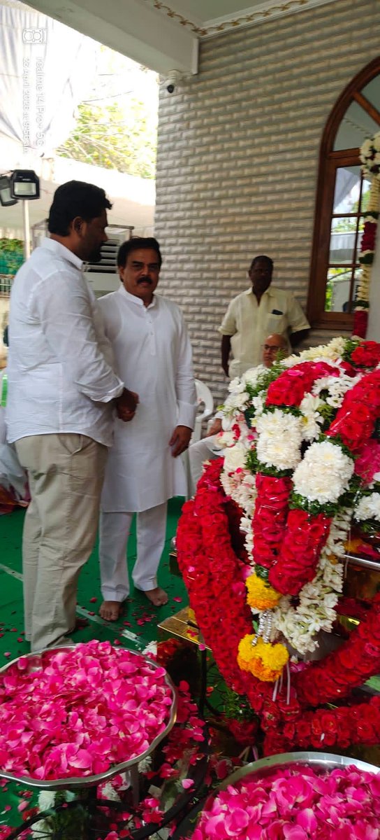 BhaskarYanamala's tweet photo. మాజీ ముఖ్యమంత్రి నాదెండ్ల భాస్కర్ రావు గారికి నివాళులు అర్పించిన రైల్వే కోడూరు జనసేన పార్టీ నాయకులు Dr Bhaskar Yanamala Bhaskar Rao Jsp గారు....!!

అలాగే మంత్రి Nadendla Manohar గారికి ప్రగడ సానుభూతిని తెలియచేసారు..!!
@PawanKalyan @mnadendla @JanaSenaParty @itsRamTalluri https://t.co/UKCNwgDblo