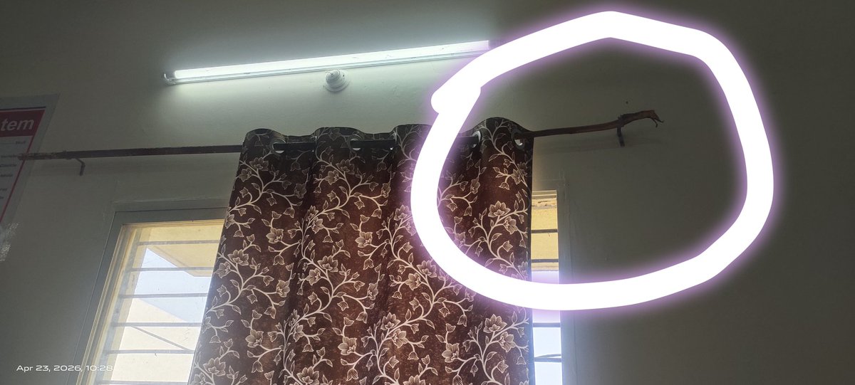 जुगाड तकनीक में भारत का कोई तोड़ नहीं ,  पर्दे का पाइप टूट गया देखे कैसे जोड़ा