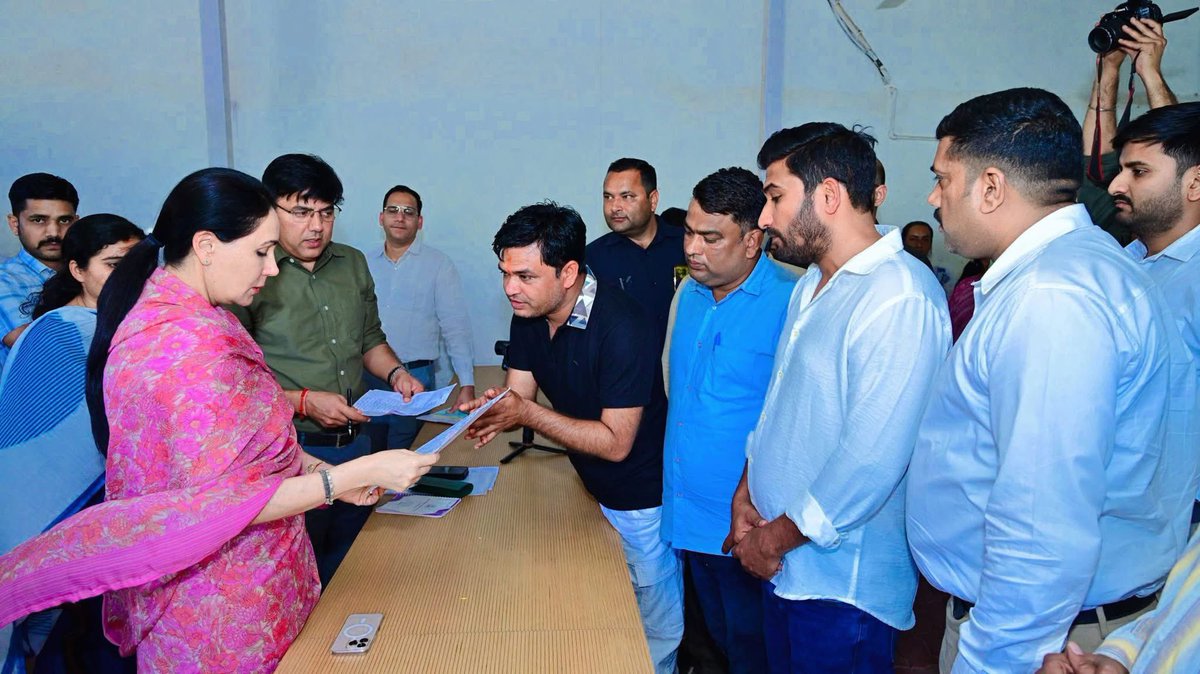 ramniwas_moond_'s tweet photo. आज साथियों द्वारा उपमुख्यमंत्री श्री Diya Kumari  जी से मिलकर आगामी भर्ती मेरिट बोनस से नर्सिंग ऑफिसर और पैरामेडिकल भर्ती विज्ञप्ति जारी करने के लिए निवेदन किया गया 
#राजस्थान_नर्सेज_मेरिट_बोनस_भर्ती_जारी_करो 
@BhajanlalBjp @ramniwas_moond_ 
@GajendraKhimsar 
@DrKirodilalBJP https://t.co/FnU5VibcmX