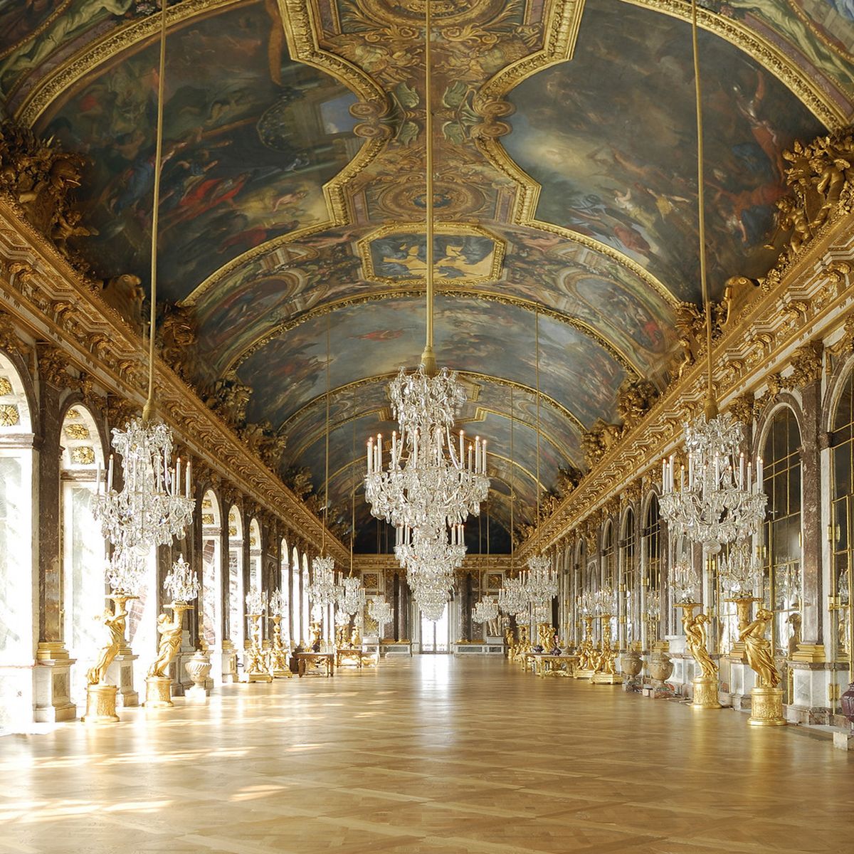 CeJour_Histoire's tweet image. Pour construire une seule pièce, Louis XIV a déclenché une opération d'espionnage industriel à l'étranger. Avec assassinats à la clé.

La Galerie des Glaces, à Versailles. 73 mètres de long. 357 miroirs. 12 mètres sous voûte. Construite en 6 ans par Hardouin-Mansart, peinte par
