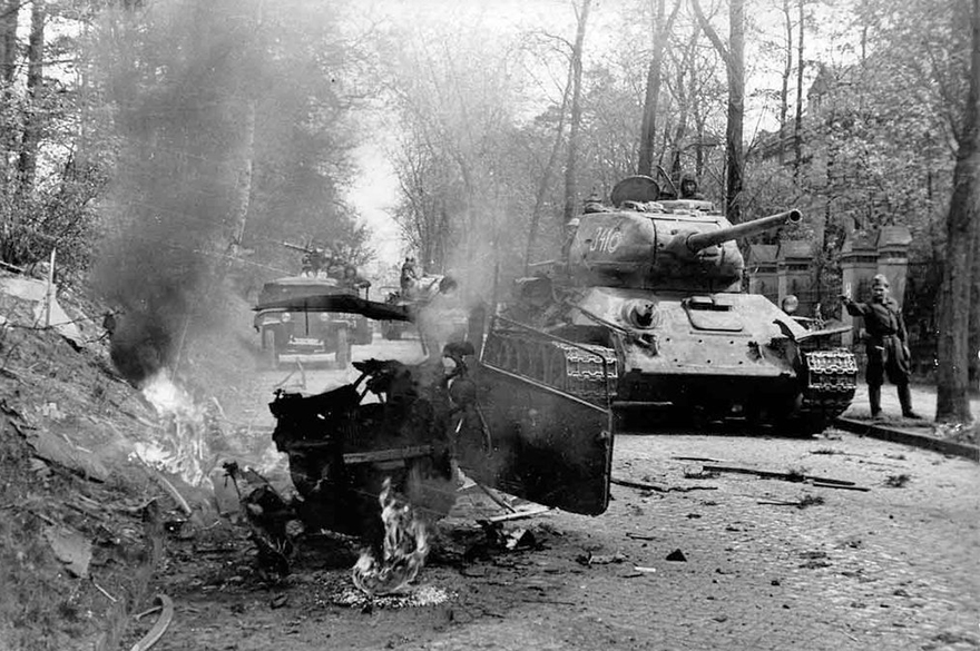 WWIIpix's tweet image. This day in 1945, the first Soviet ground forces began advancing into the outer suburbs of Berlin. By 24 April, elements of the 1st Belorussian Front and the 1st Ukrainian Front had completed the encirclement of the German capital. #WW2