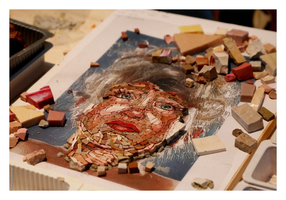 PaweRut98116786's tweet image. Przypomniałem sobie, że w Wenecji trafiłem raz na targi rzemiosł tradycyjnych (koronki z Burano, szkło z Murano, szkutnictwo, stroje karnawałowe i maski...). Nie mogło też rzecz jasna zabraknąć mozaikarstwa (tak przecież we Włoszech ważnego). 🧵1/6

#mosaics #Venezia #MojaWenecja