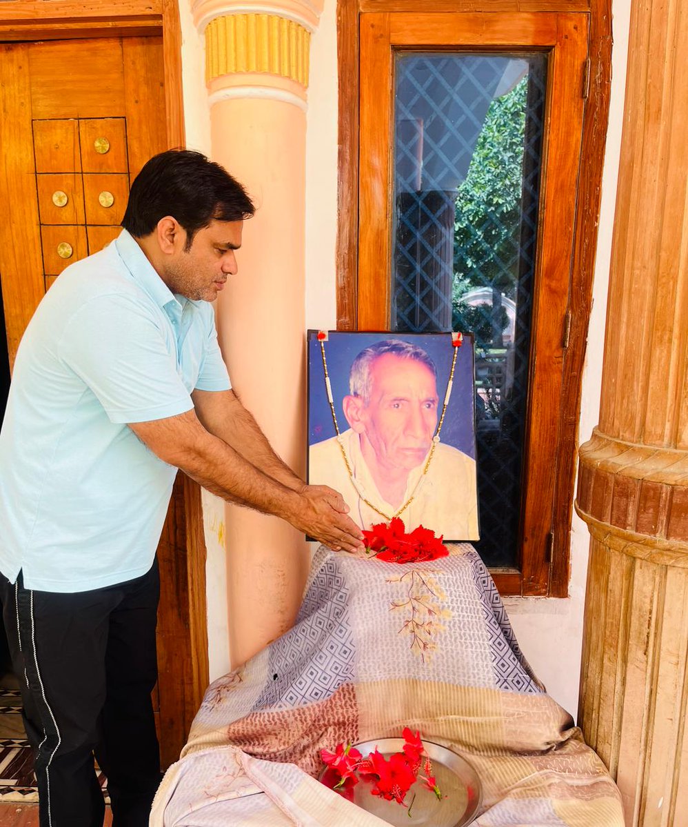आज पिताजी की अठारहवीं पुण्यतिथि पर उनको नमन किया और पुष्प अर्पित करके श्रद्घांजलि दी