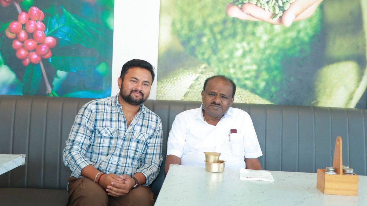 Kumaraswamy4cm's tweet image. ಕನ್ನಡಿಗರ ನೆಚ್ಚಿನ ಹೆಮ್ಮೆಯ "ಲೆವಿಸ್ಟಾ ಕೆಫೆ" ಗೆ ಭೇಟಿ ನೀಡಿ ಕಾಫಿ ಸವಿದ ಕುಮಾರಣ್ಣ. ಹಾಸನ - ಬೆಂಗಳೂರು ರಾಷ್ಟ್ರಿಯ ಹೆದ್ದಾರಿಯ ಯಡಿಯೂರು ಸಮೀಪದಲ್ಲಿರುವ ಕೆಫೆಗೆ ಮಾರ್ಗ ಮಧ್ಯೆ ಮಾನ್ಯ ಸಚಿವರು ತೆರಳಿದರು.
#HDKumaraswamy #Livista #coffee #chikkamagaluru #Hassan #bengaluru #HDK