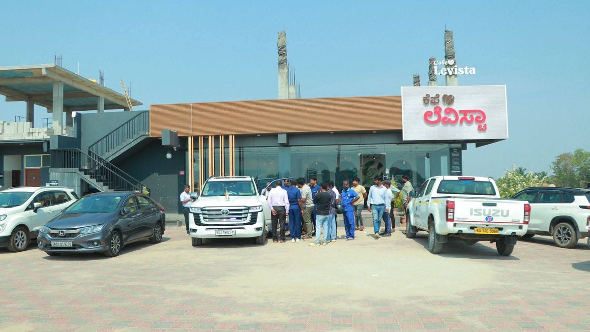 Kumaraswamy4cm's tweet image. ಕನ್ನಡಿಗರ ನೆಚ್ಚಿನ ಹೆಮ್ಮೆಯ "ಲೆವಿಸ್ಟಾ ಕೆಫೆ" ಗೆ ಭೇಟಿ ನೀಡಿ ಕಾಫಿ ಸವಿದ ಕುಮಾರಣ್ಣ. ಹಾಸನ - ಬೆಂಗಳೂರು ರಾಷ್ಟ್ರಿಯ ಹೆದ್ದಾರಿಯ ಯಡಿಯೂರು ಸಮೀಪದಲ್ಲಿರುವ ಕೆಫೆಗೆ ಮಾರ್ಗ ಮಧ್ಯೆ ಮಾನ್ಯ ಸಚಿವರು ತೆರಳಿದರು.
#HDKumaraswamy #Livista #coffee #chikkamagaluru #Hassan #bengaluru #HDK