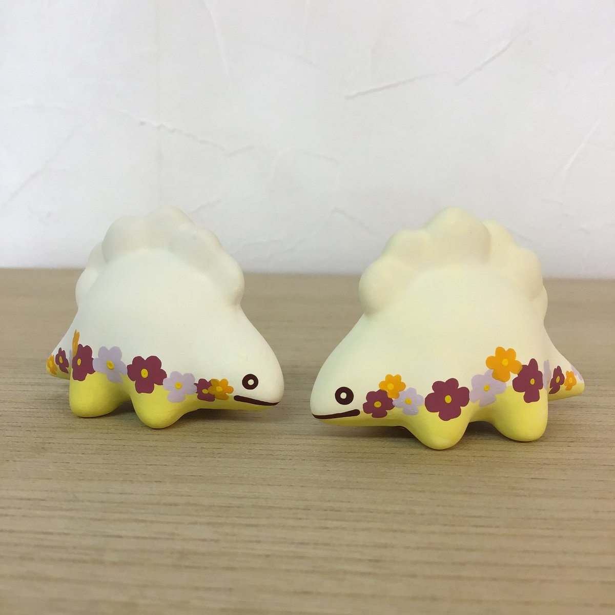 【新商品のお知らせ】
ぎょうざうるす〜エディブルフラワーを添えて〜
4/25（土）10時より、酒井商店（滝の原）にて販売します。

気持ちの良い陽気に誘われて、お花畑を転がって遊んでいた #ぎょうざうるす です。いつもよりちょっとおめかししたような、ルンルン気分でお待ちしております🌸🥟🦕🌼