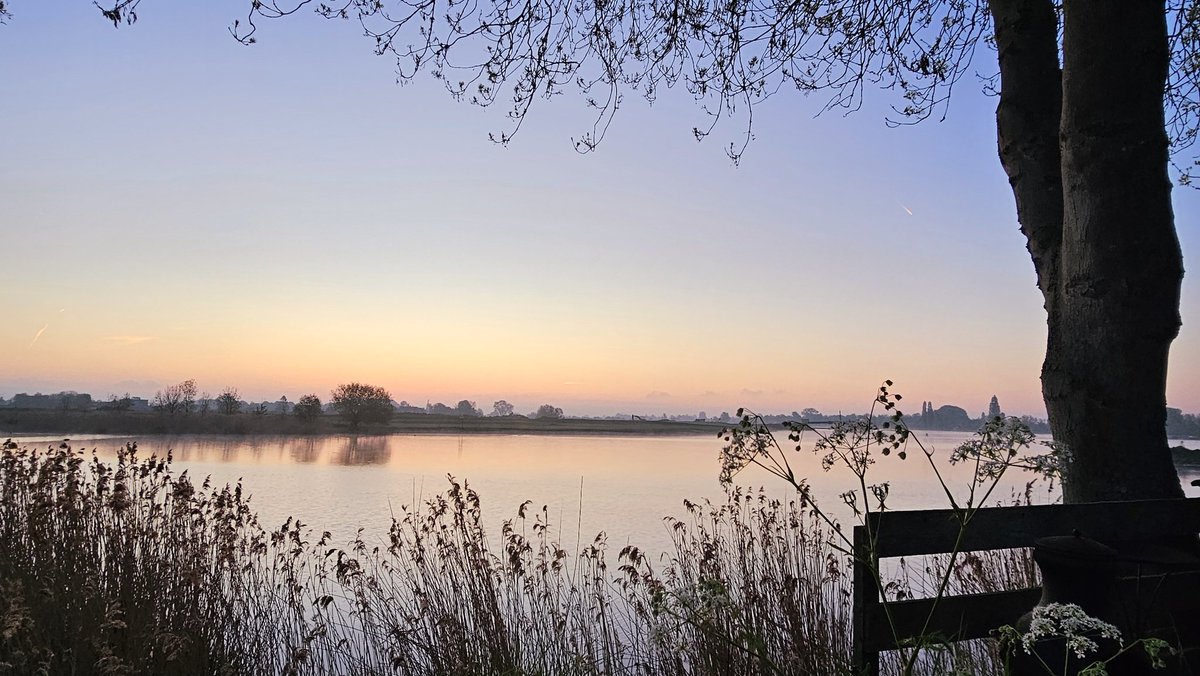 Motormiss's tweet photo. Dat was verrassend vanmorgen rond zonsopgang. Het begon helder en fris en binnen no time werd het koud en trok het dicht met mist
#Andel #Altena #afgedamdemaas #zonsopgang #mistig https://t.co/FoZPSrJReJ