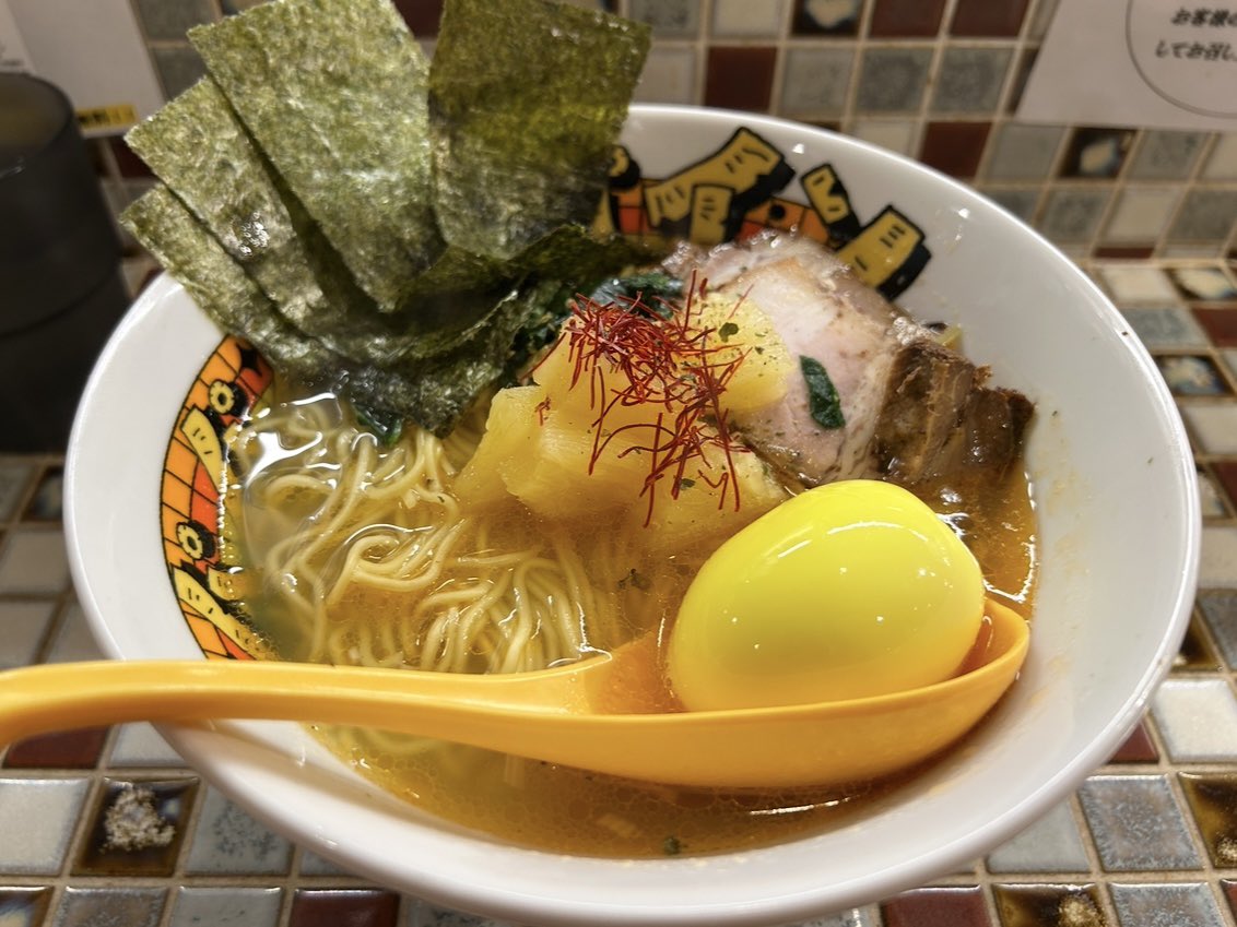 maeqawa's tweet photo. 僕はまだパイナップルラーメンが食べれるんだから
ガンバんなきゃいけないだろってこと！ https://t.co/8aqCvxPGLX